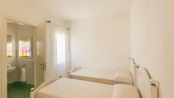 2 kamar tidur, tempat tidur lipat/tambahan, dan seprai linen