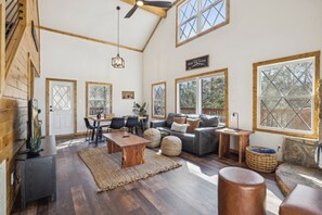 Una Smart TV, una chimenea