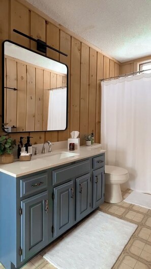 ヘアドライヤー、タオル、石鹸、トイレットペーパー