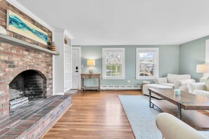 Smart TV, lareira, DVD player, livros