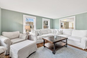 Téléviseur connecté, foyer, lecteur de DVD, livres