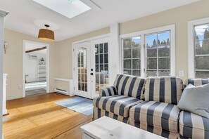 Téléviseur connecté, foyer, lecteur de DVD, livres