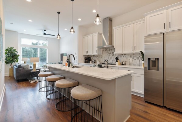 Fridge, microwave, oven, stovetop - Music City Terrace Getaway by StayLage (Nashville)