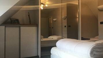 5 bedrooms, iron/ironing board, WiFi, bed sheets