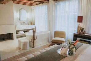 Habitación doble Confort | Baño | Tina y regadera independientes, secadora de cabello, batas, pantuflas