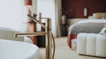 Superior tweepersoonskamer | Een minibar, een bureau, verduisterende gordijnen, gratis wifi