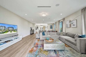 Télévision, chaîne hi-fi, espaces bureaux