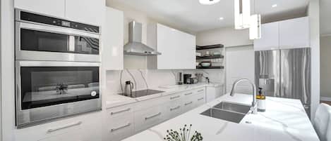 ثلاجة، ميكروويف، فرن، موقد طهي مسطح