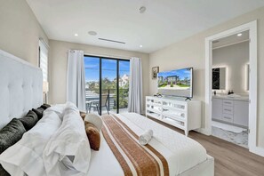 4 chambres, bureau, fer et planche à repasser, lit parapluie