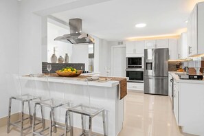 Fridge, microwave, oven, stovetop - 6 BR Villa Steps to Ocean, Pool, Sauna & Jacuzzi (Fort Lauderdale)