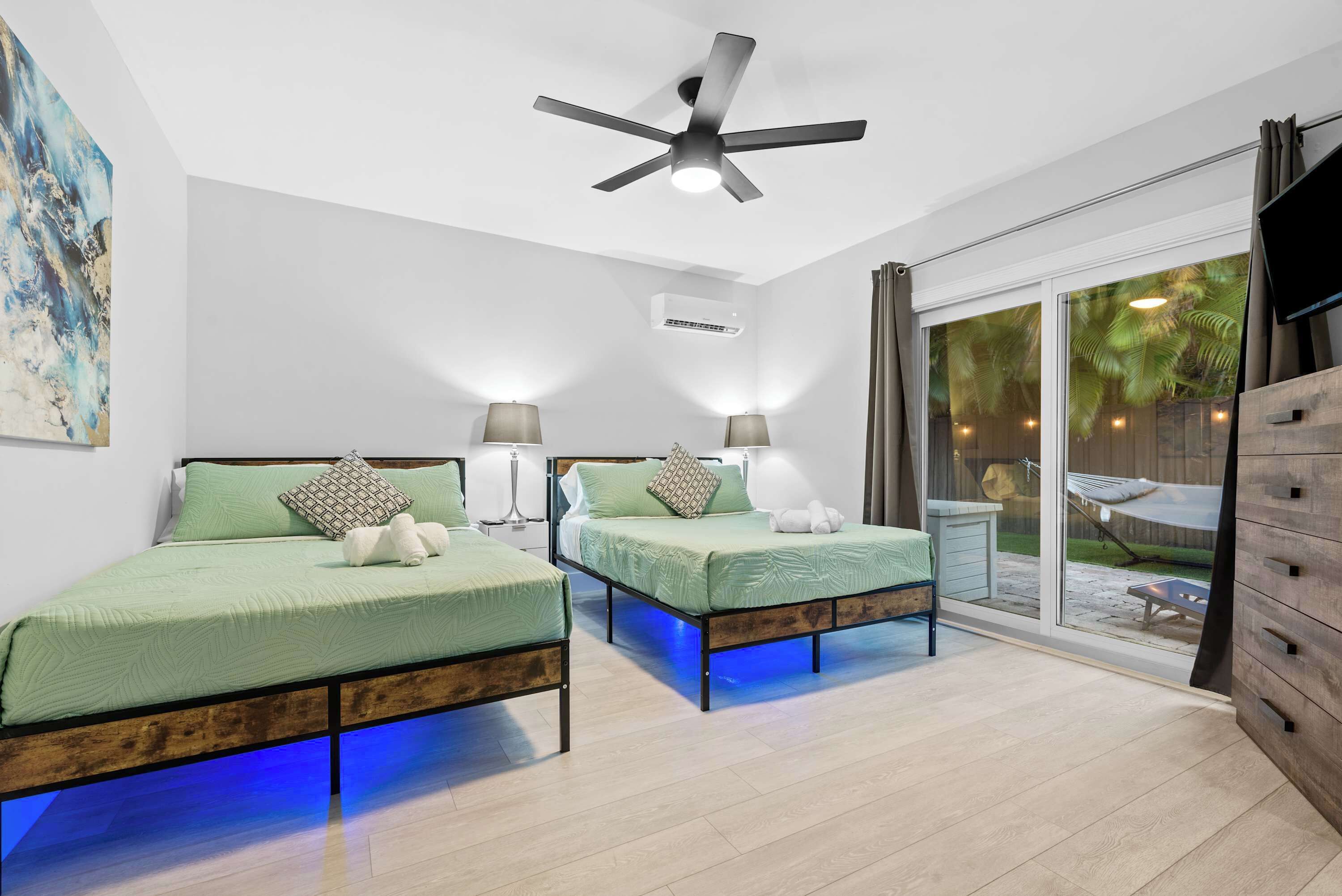 6 habitaciones, escritorio y tabla de planchar con plancha 