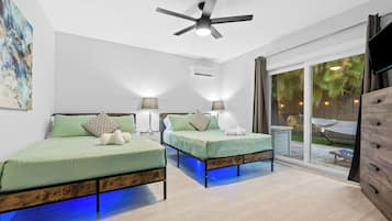 6 habitaciones, escritorio y tabla de planchar con plancha