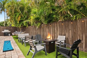 Outdoor dining - 6 BR Villa Steps to Ocean, Pool, Sauna & Jacuzzi (Fort Lauderdale)