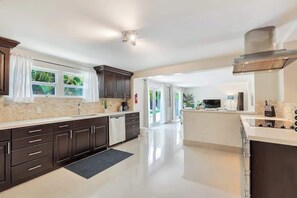 ثلاجة، ميكروويف، فرن، موقد طهي مسطح