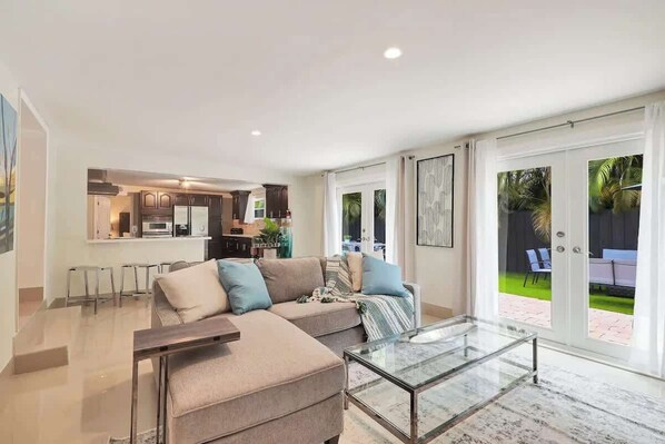 تلفزيون، كُتُب، مكتب