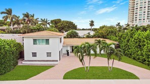 Exterior - 6 BR Villa Steps to Ocean, Pool, Sauna & Jacuzzi (Fort Lauderdale)