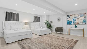 6 habitaciones, escritorio y tabla de planchar con plancha