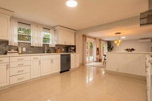 Fridge, microwave, oven, stovetop - 6 BR Villa Steps to Ocean, Pool, Sauna & Jacuzzi (Fort Lauderdale)