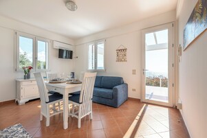 Casa Basic, vista mare | Area soggiorno | TV 32 pollici con canali digitali