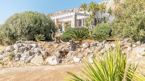 Vista frontal de la propiedad