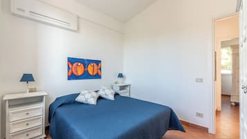 Classic House, Sea View | 2 bedrooms, free WiFi, bed sheets