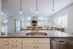 Geladeira, micro-ondas, cooktop, lava-louças