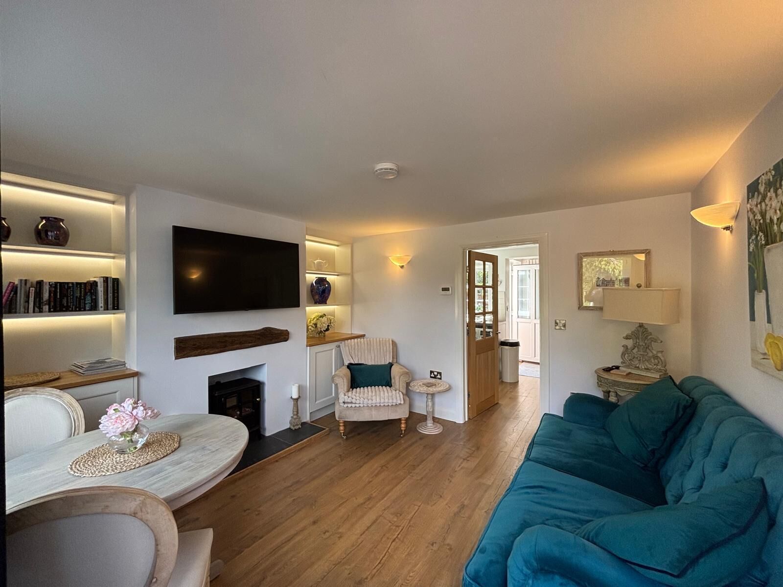 Televisie, een open haard en een kantoor