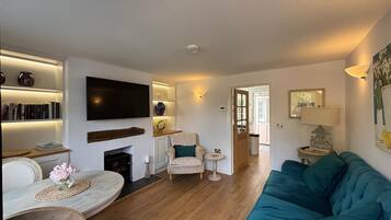 Televisie, een open haard en een kantoor