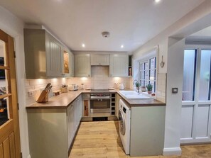 Fridge, microwave, oven, stovetop - Stunning Cottage in Knutsford by City SuperHost (Cheshire)