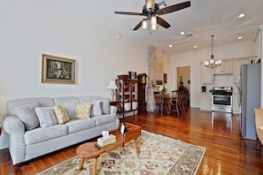 TV - Artsy Funky Central 3br Art House (New Orleans)
