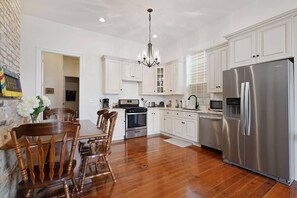 Fridge, microwave, stovetop, dishwasher - Artsy Funky Central 3br Art House (New Orleans)