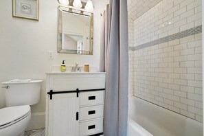 Dusche, Haartrockner, Handtücher, Shampoo