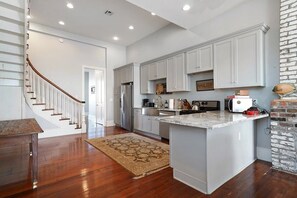 Fridge, oven, stovetop, dishwasher - Cool Voodoo Art Pad- 4br near the Marigny! (New Orleans)