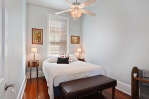 4 bedrooms, iron/ironing board, WiFi, bed sheets - Cool Voodoo Art Pad- 4br near the Marigny! (New Orleans)
