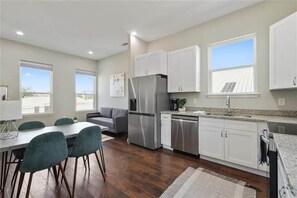 Fridge, microwave, stovetop, dishwasher - Beautiful Brand New 3br in Mid City (New Orleans)