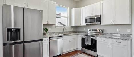 Fridge, microwave, stovetop, dishwasher