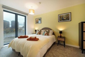 2 bedrooms, iron/ironing board, travel cot, WiFi - Balinese Escape - 2Bed 2Bath Leeds Centre and Stadium (Leeds)