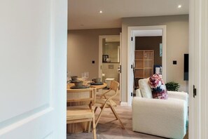 Dining - Balinese Escape - 2Bed 2Bath Leeds Centre and Stadium (Leeds)