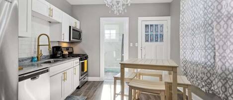 Geladeira, micro-ondas, fogão, cooktop