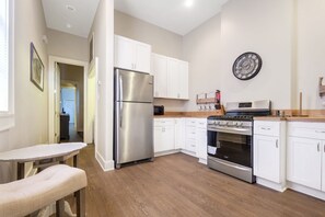 Kjøleskap, mikrobølgeovn, kokeplater og oppvaskmaskin