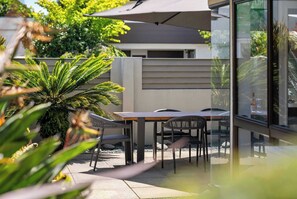 Outdoor dining - Valley Rd Vibes in Mt Maunganui (Mount Maunganui)