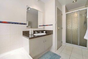 Shower, hair dryer, towels - Valley Rd Vibes in Mt Maunganui (Mount Maunganui)