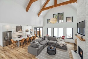 Fernseher, Kamin, Tischfußball, Arbeitsbereiche