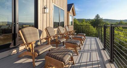 New 6-BR Luxury Home 6 Min from Stratton w/hot tub