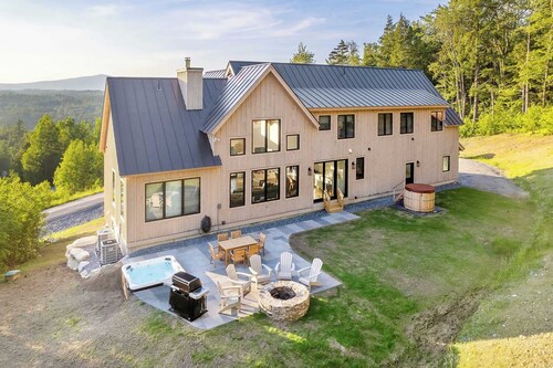 New 4-BR Luxury Home 6 Min from Stratton w/hot tub