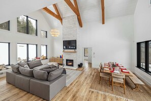 Fernseher, Kamin, Tischfußball, Arbeitsbereiche