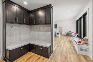 Interior - New 6-BR Luxury Home 6 Min from Stratton w/hot tub (Winhall)