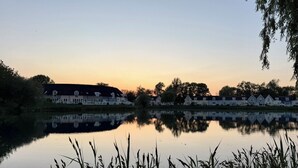 Property grounds - 'Pepperpot' Lodge on Isis & Windrush Lakes with Great On-site Facilities (South Cerney)