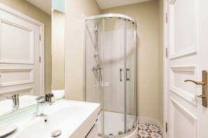 Douche, sèche-cheveux, serviettes fournies