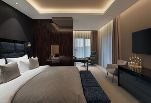 Grand Studio Suite | Minibar, in-room safe, desk, blackout drapes